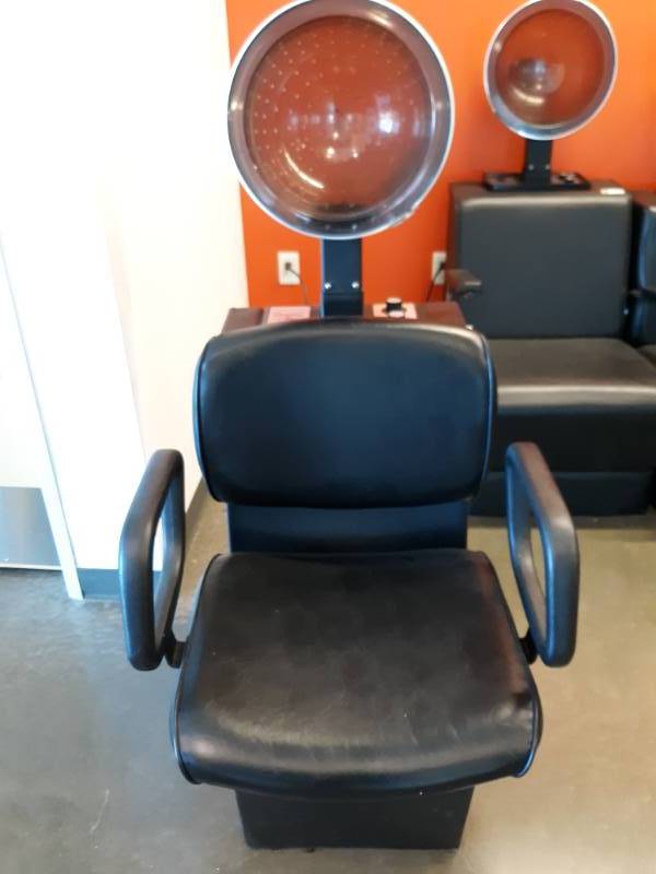 lot 1023 image: Comfort Aire Hair Dryer Seat  Chair