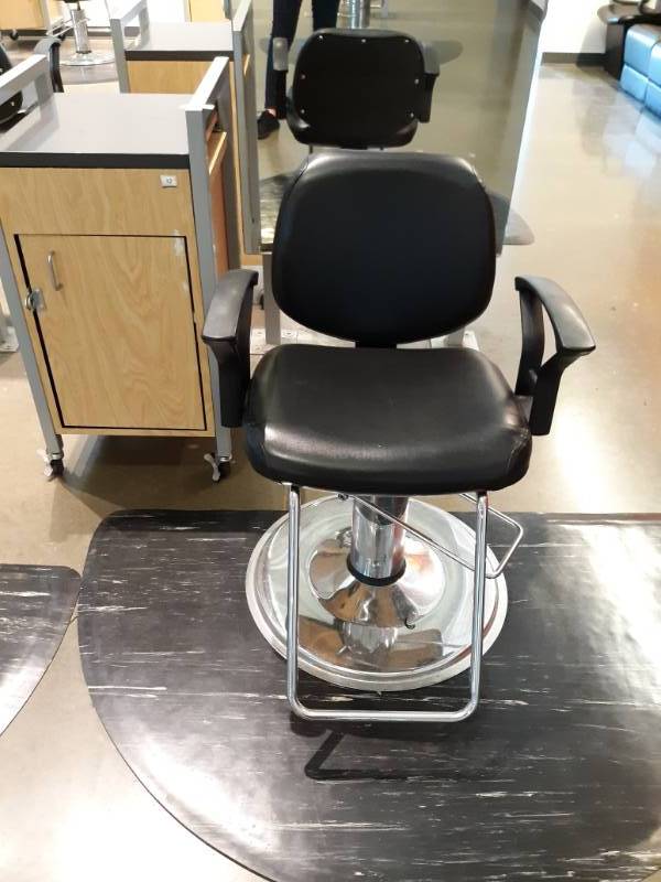 lot 1036 image: BarberPub Classic Hydraulic Black Barber and Salon Chair, Half Moon Floor Mat and Rolling Clipper Station, Mirror Not Included