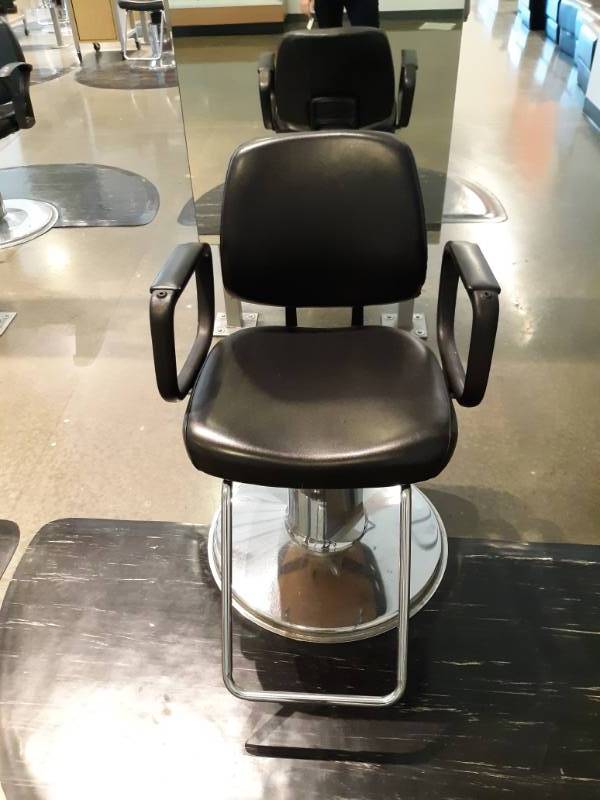 lot 1044 image: BarberPub Classic Hydraulic Black Barber and Salon Chair and Half Moon Floor Mat