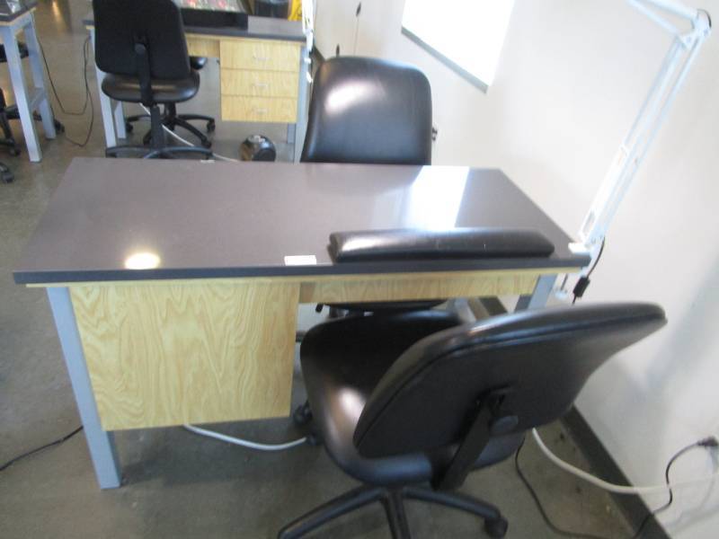 lot 1005 image: Double Sided Nail Station with Two Chairs With Swing Arm Light