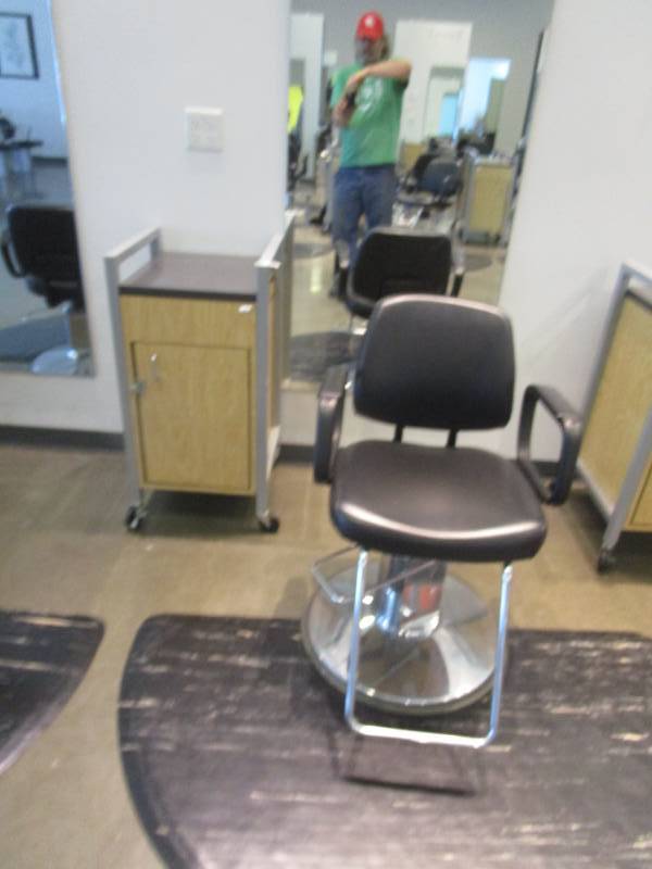 lot 1016 image: BarberPub Classic Hydraulic Black Barber and Salon Chair, Half Moon Floor Mat and Rolling Clipper Station, Mirror Not Included