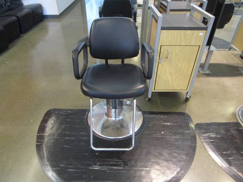 lot 1019 image: BarberPub Classic Hydraulic Black Barber and Salon Chair, Half Moon Floor Mat and Rolling Clipper Station, Mirror Not Included
