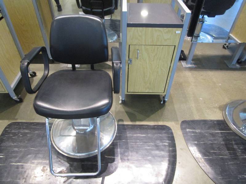 lot 1021 image: BarberPub Classic Hydraulic Black Barber and Salon Chair, Half Moon Floor Mat and Rolling Clipper Station, Mirror Not Included