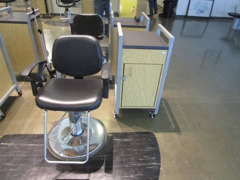 lot 1022 image: BarberPub Classic Hydraulic Black Barber and Salon Chair, Half Moon Floor Mat and Rolling Clipper Station, Mirror Not Included