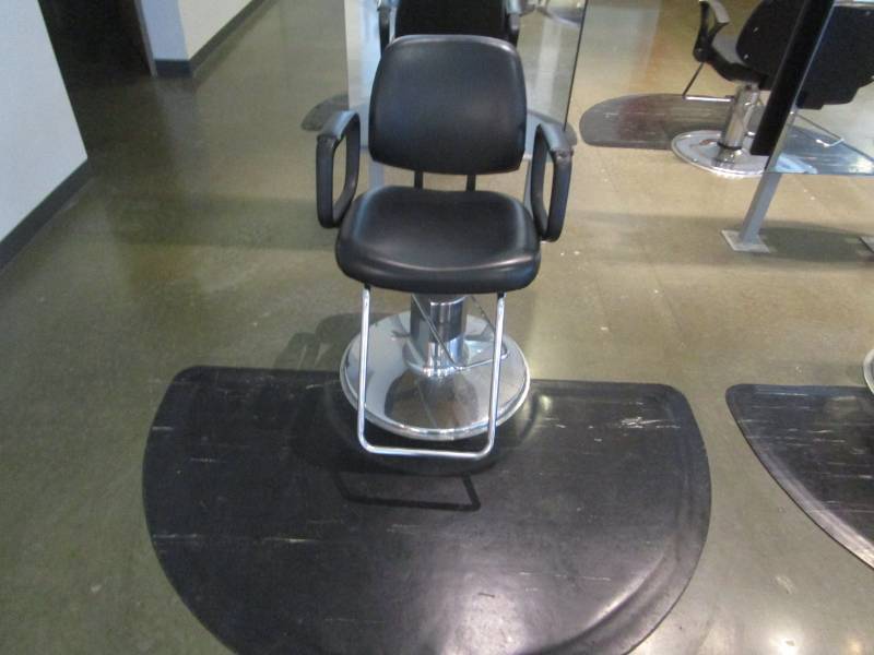 lot 1037 image: BarberPub Classic Hydraulic Black Barber and Salon Chair and Half Moon Floor Mat