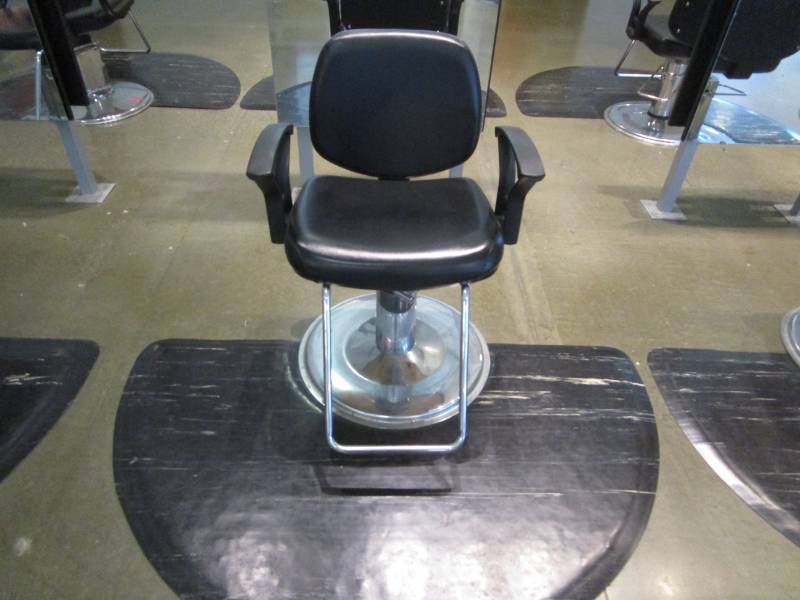lot 1038 image: BarberPub Classic Hydraulic Black Barber and Salon Chair and Half Moon Floor Mat