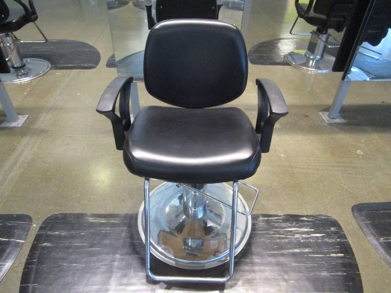 lot 1039 image: BarberPub Classic Hydraulic Black Barber and Salon Chair and Half Moon Floor Mat