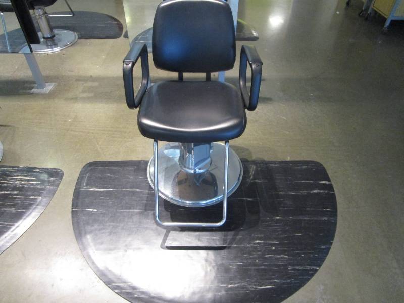 lot 1040 image: BarberPub Classic Hydraulic Black Barber and Salon Chair and Half Moon Floor Mat