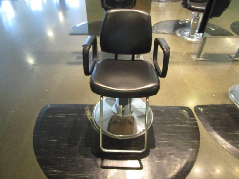 lot 1041 image: BarberPub Classic Hydraulic Black Barber and Salon Chair and Half Moon Floor Mat