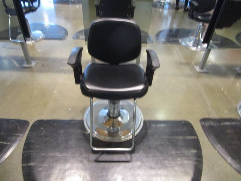 lot 1042 image: BarberPub Classic Hydraulic Black Barber and Salon Chair and Half Moon Floor Mat