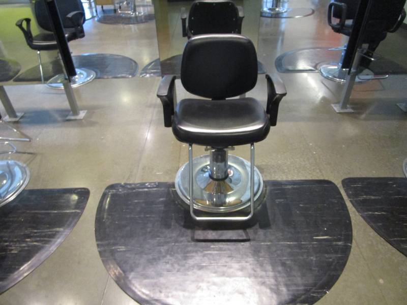 lot 1043 image: BarberPub Classic Hydraulic Black Barber and Salon Chair and Half Moon Floor Mat