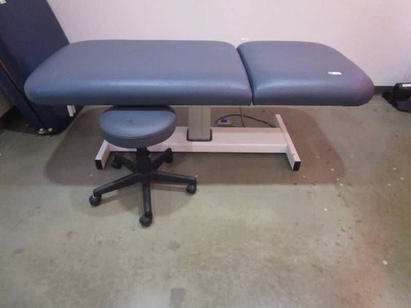 lot 1125 image: Earthlite 32 Everest Tilt Ds Agate Blue Massage Table and Rolling Stool