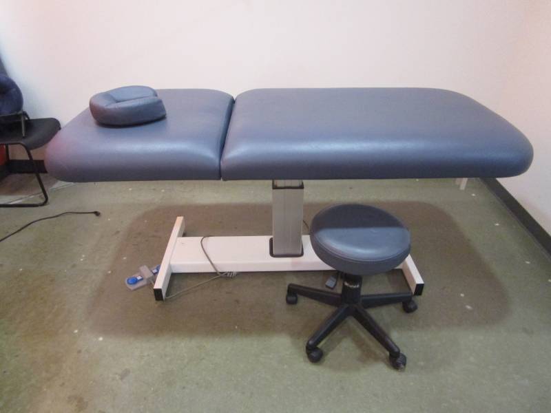 lot 1126 image: Earthlite 32 Everest Tilt Ds Agate Blue Massage Table and Rolling Stool