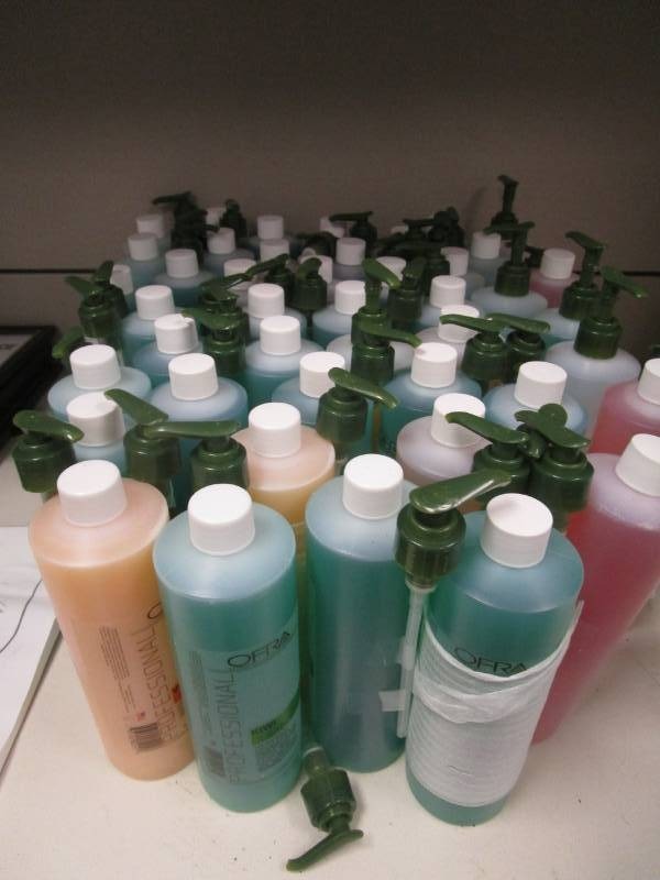 lot 1196 image: Lot of Skin Cleansers, Kiwi & Vitamin C