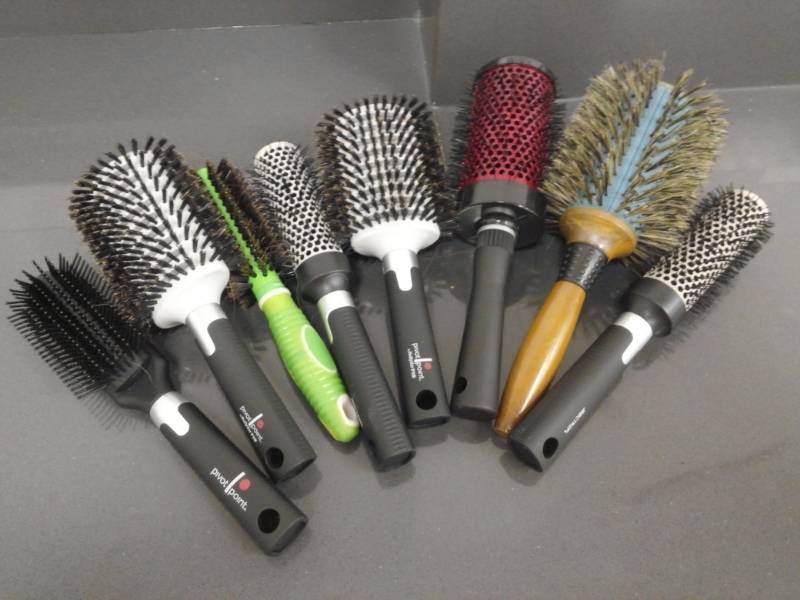 lot 1155 image: Pivot Point Lot of Styling Brushes