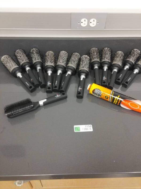 lot 1158 image: Pivot Point Lot of Styling Brushes