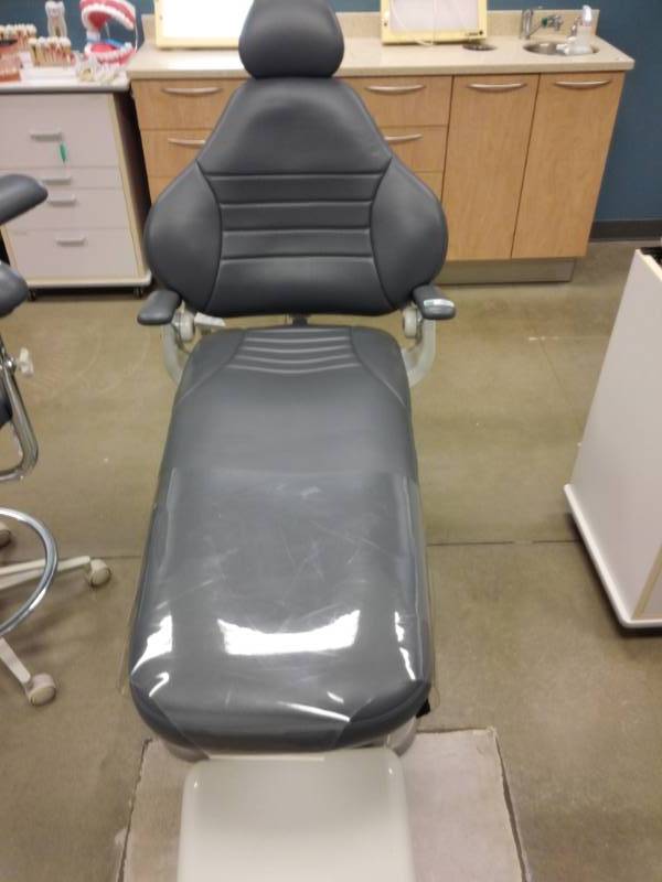lot 3077 image: Forest 3900 Hydraulic Dental Chair Fully Functioning