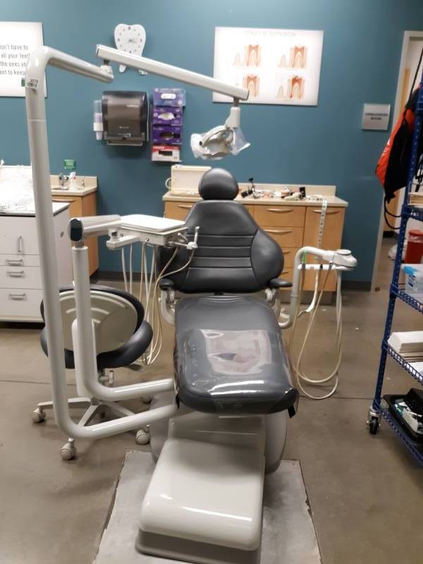 lot 3078 image: Forest 3900 Hydraulic Dental Chair  Light Combo Fully Functioning