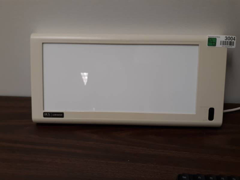 lot 3004 image: DUX Dental Luminator X-Ray Light Box