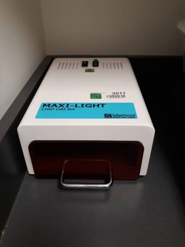 lot 3011 image: Select Dental Maxi-Light Light Cure Box