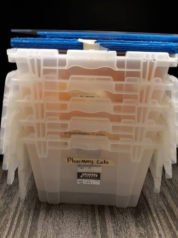 lot 3107 image: Lot of 5 Locking Lid Totes