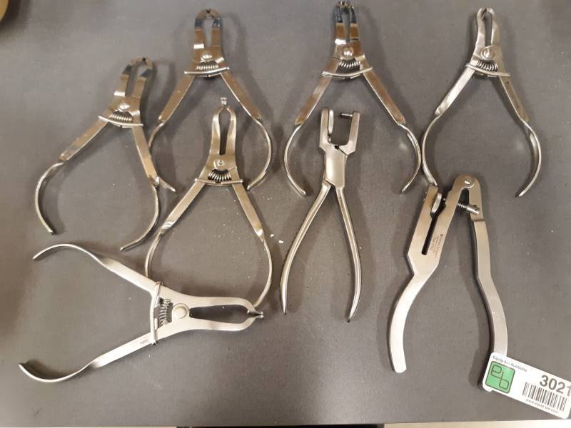 lot 3021 image: Miltox 7623 Pakistan Lightweight Clamp Forcep Lot