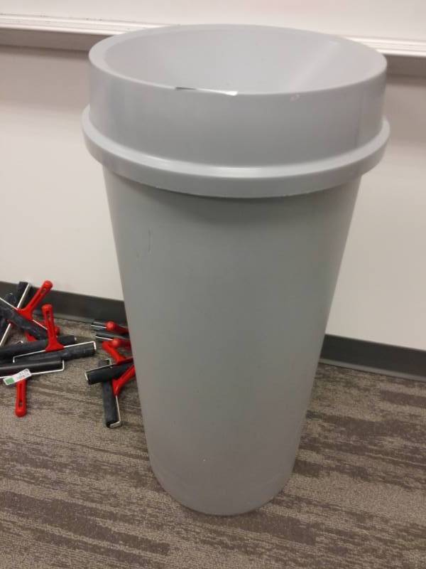 lot 3108 image: Plastic Commerical Waste Recepticle