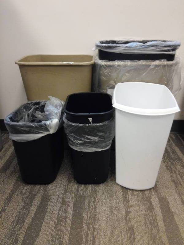 lot 3159 image: Lot of Mid Sized Plastic Trash Cans