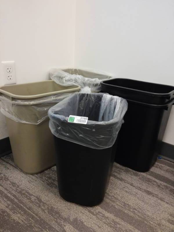 lot 3160 image: Lot of Mid Sized Plastic Trash Cans