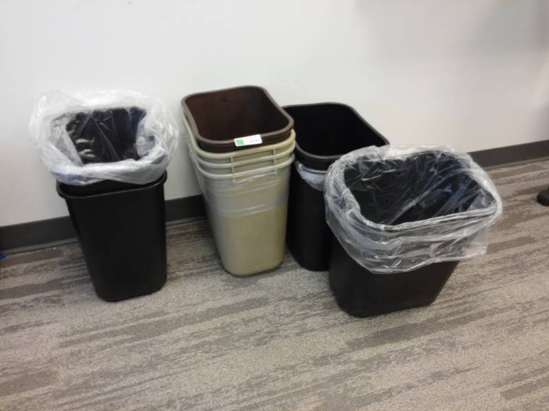 lot 3161 image: Lot of Mid Sized Plastic Trash Cans