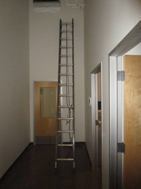 lot 2066 image: 28 Ridgid Extension Ladder R-3021