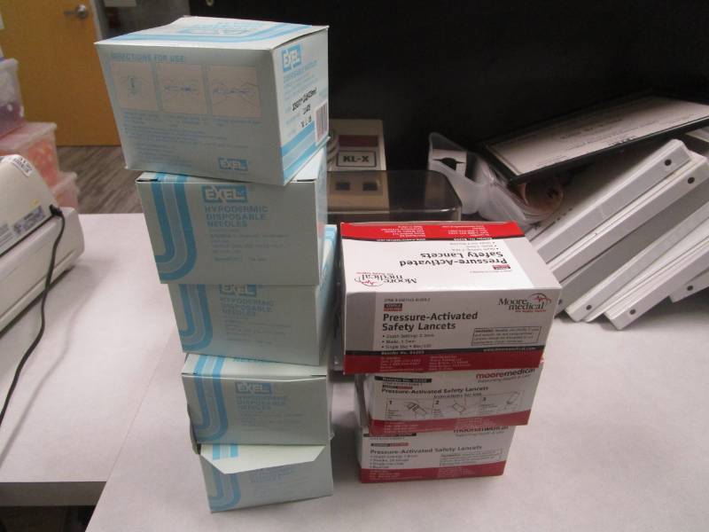 lot 3133 image: Excel Hypodermic Disposable Needles & Pressure Activated Safety Lancets