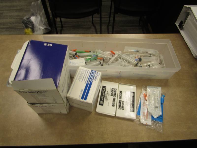 lot 3135 image: Safety Glide Injection Needles, Monoject Hypodermic Needles, Misc Syringes...