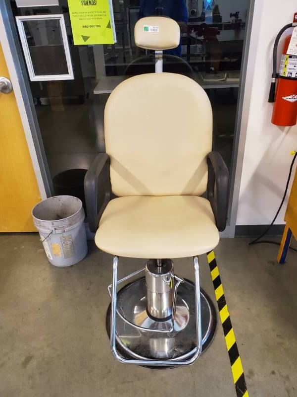 lot 1270 image: Hydraulic Salon Chair