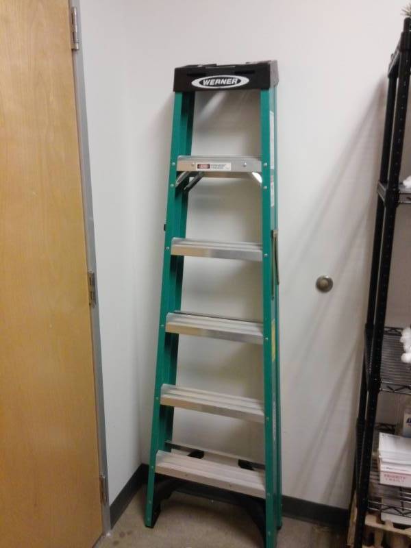 lot 5402 image: Werner 6ft Fiberglass Ladder