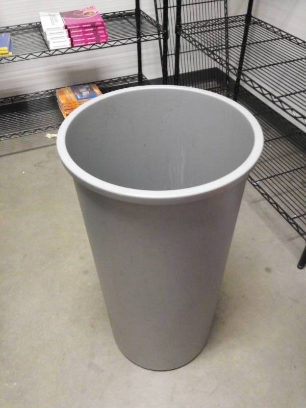 lot 5403 image: Trash Can