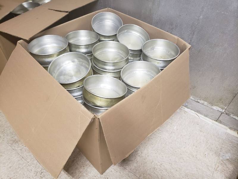 lot 9125 image: Box of approx 80 aluminum pizza pans