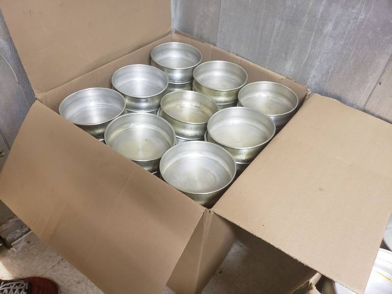 lot 9126 image: Box of approx 80 aluminum pizza pans