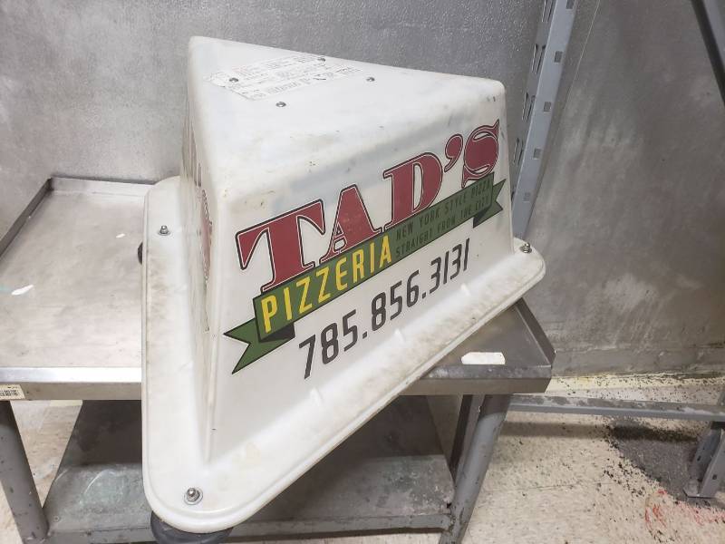 lot 9137 image: Vehicle pizza delivery sign