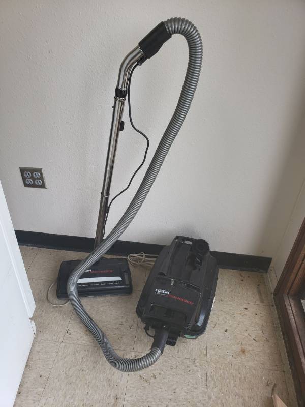 lot 9140 image: Canister vacuum