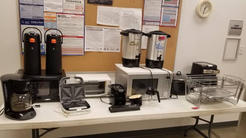 lot 9058 image: Large lot small appliances coffee makers microwaves
