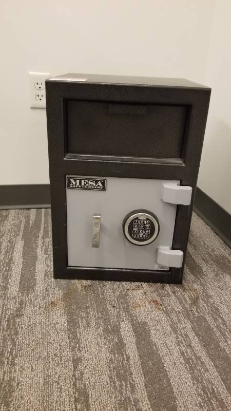 lot 9085 image: Mesa digital drop safe dont know combination