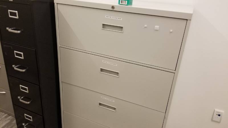 lot 9086 image: Para 4 drawer filing cabinets one horizontal