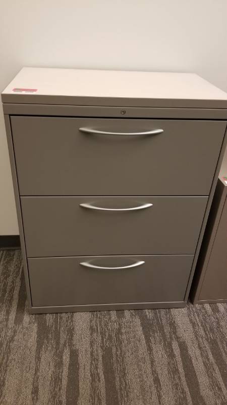 3 Drawer File File Cabinet Very Nice Office Vatterott College Printer Copiers Fire King Cabinets Phones Computers Student Teacher Books New Work Clothes Huge Amount Office Supplies Equip Bid