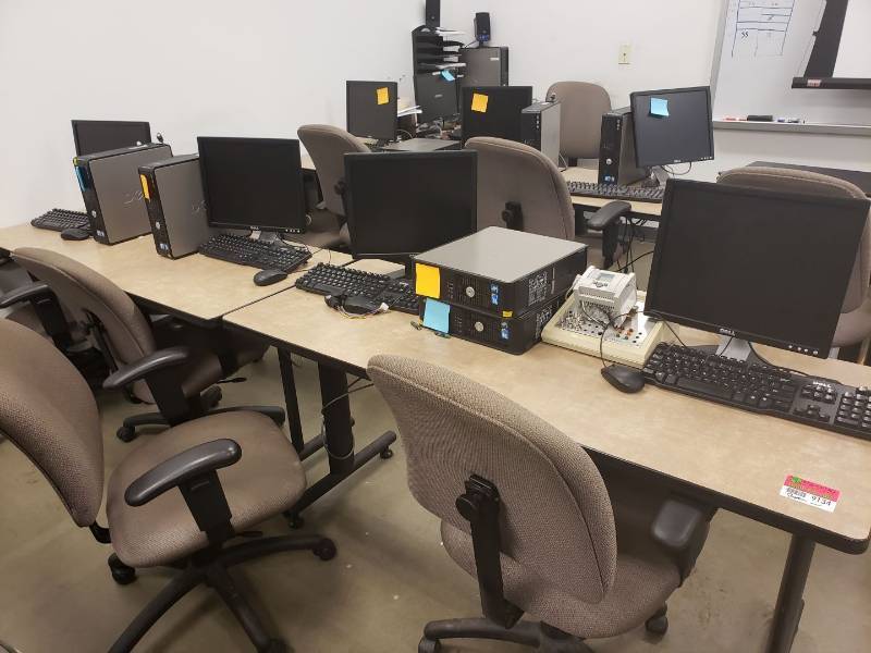 lot 9134 image: Lot (4) desktop computers in lab