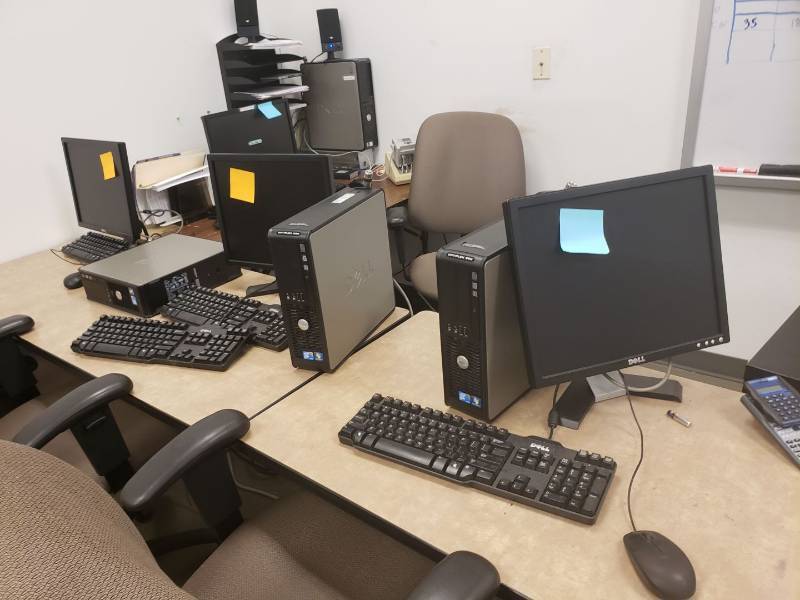 lot 9135 image: Lot (3) desktop computers in lab