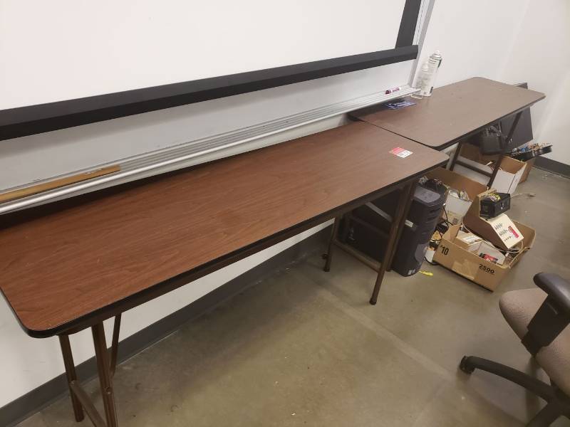 lot 9138 image: Lot (2) folding tables