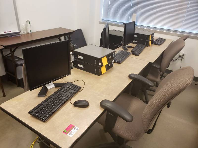 lot 9140 image: Lot (3) desktop computers in lab