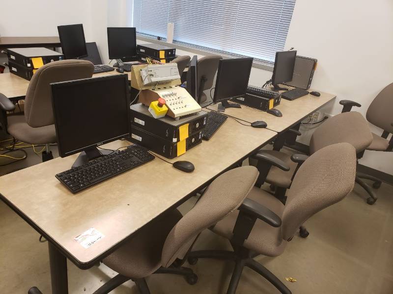 lot 9141 image: Lot (4) desktop computers in lab