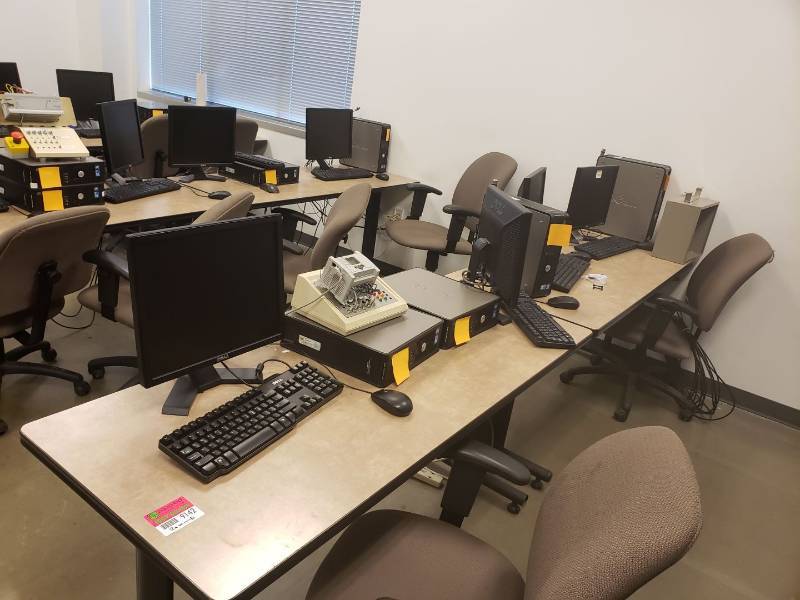 lot 9142 image: Lot (4) desktop computers in lab